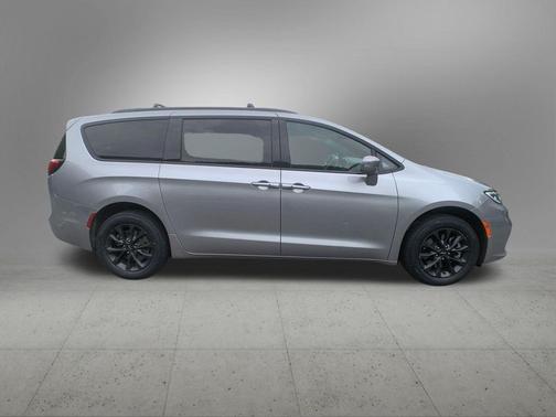 Billet Silver Metallic Clearcoat 2021 Chrysler Pacifica Touring AWD