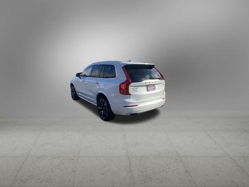2021 Volvo XC90 T6 Momentum