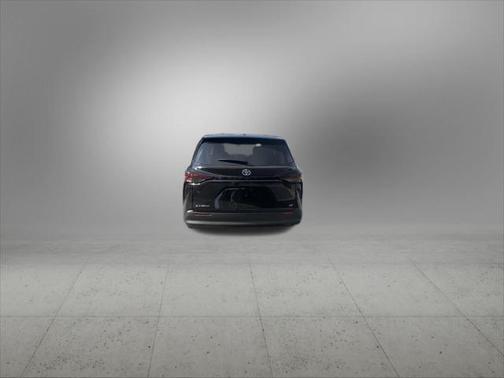 2025 Toyota Sienna LE