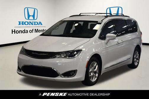 Bright White Clearcoat 2017 Chrysler Pacifica Touring-L