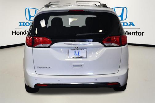 Bright White Clearcoat 2017 Chrysler Pacifica Touring-L