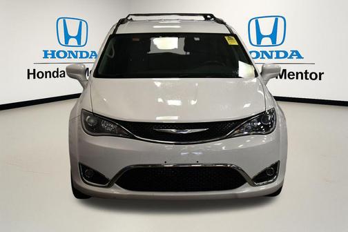 Bright White Clearcoat 2017 Chrysler Pacifica Touring-L