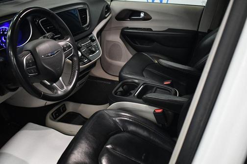 Bright White Clearcoat 2017 Chrysler Pacifica Touring-L