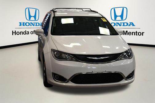 Bright White Clearcoat 2017 Chrysler Pacifica Touring-L