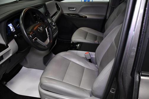 2018 Toyota Sienna XLE