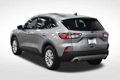 Iconic Silver Metallic 2022 Ford Escape SE
