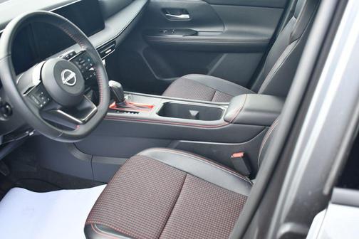 Gun Metallic/Super Black 2025 Nissan Kicks SR