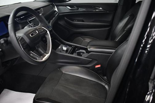Diamond Black Crystal Pearlcoat 2023 Jeep Grand Cherokee L Altitude
