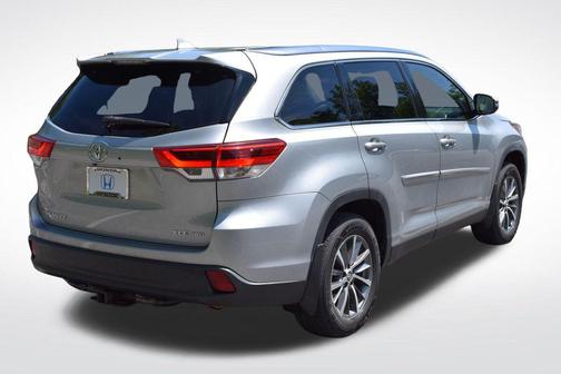 Celestial Silver Metallic 2019 Toyota Highlander XLE