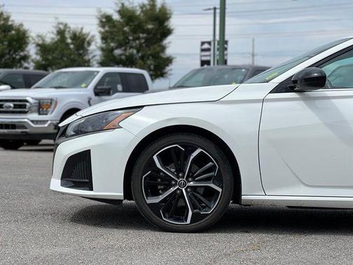 Glacier White 2024 Nissan Altima SR FWD