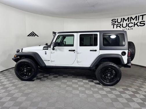 Bright White Clearcoat 2018 Jeep Wrangler JK Unlimited Willys Wheeler W