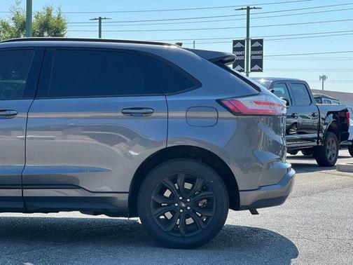 Carbonized Gray Metallic 2022 Ford Edge SE