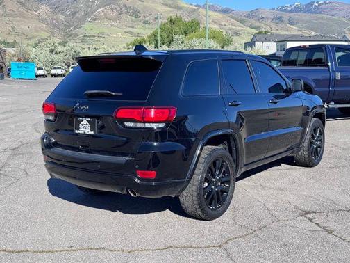 Diamond Black Crystal Pearlcoat 2021 Jeep Grand Cherokee Laredo