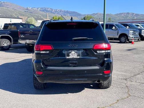Diamond Black Crystal Pearlcoat 2021 Jeep Grand Cherokee Laredo