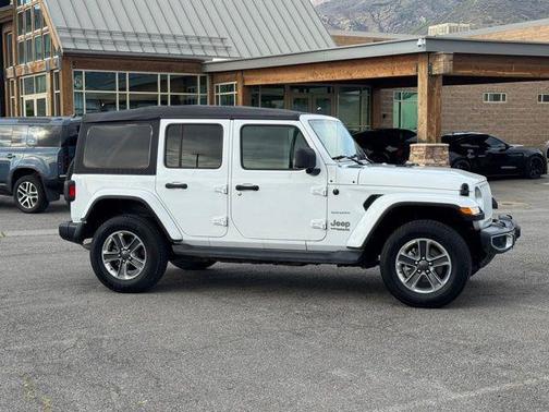 Bright White Clearcoat 2022 Jeep Wrangler Unlimited Sahara