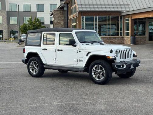 Bright White Clearcoat 2022 Jeep Wrangler Unlimited Sahara