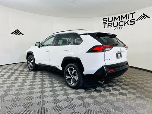 Wind Chill Pearl/Midnight Black Metallic 2025 Toyota RAV4 Hybrid SE