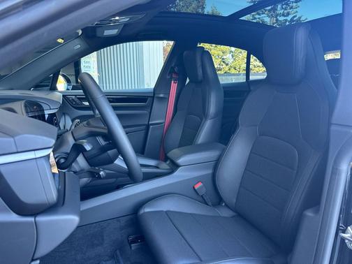 2025 Porsche Macan 4