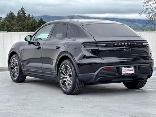 2026 Porsche Macan 4