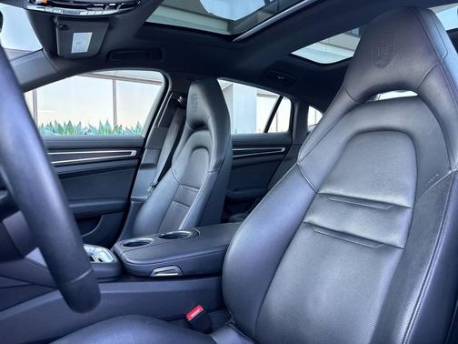 2022 Porsche Panamera 4 Platinum Edition