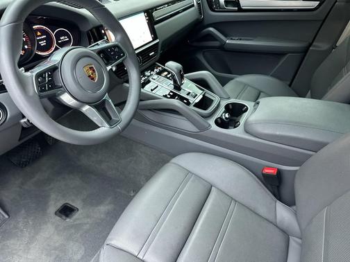 2023 Porsche Cayenne Platinum Edition