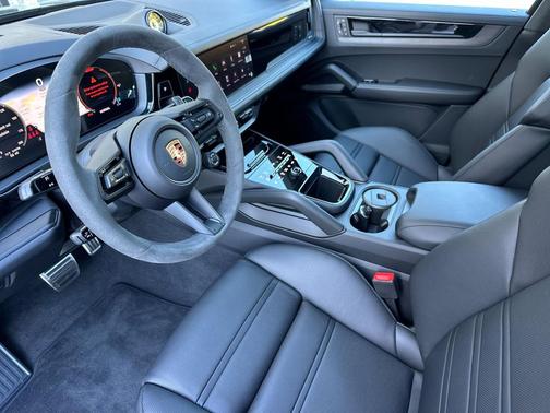 2025 Porsche Cayenne GTS