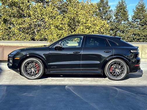 2025 Porsche Cayenne GTS