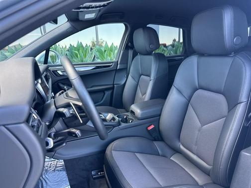 Dolomite Silver Metallic 2026 Porsche Macan Macan