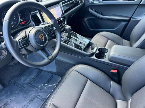 Dolomite Silver Metallic 2026 Porsche Macan Macan