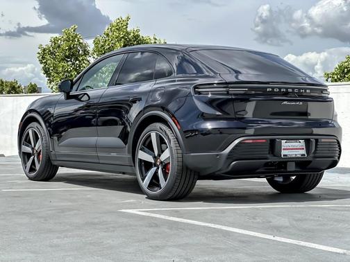 JET BLACK MET 2026 Porsche Macan Macan Electric 4