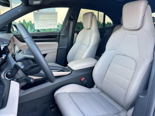 JET BLACK MET 2026 Porsche Macan Macan Electric 4