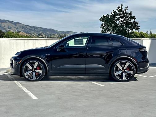 JET BLACK MET 2026 Porsche Macan Macan Electric 4