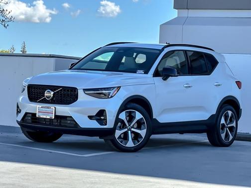 2025 Volvo XC40 B5 Plus Dark Theme