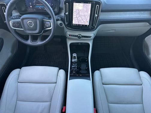 2025 Volvo XC40 B5 Plus Dark Theme