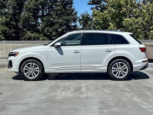 2025 Audi Q7 55 Premium Plus
