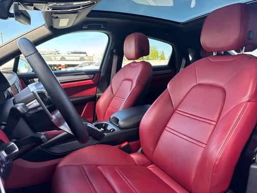 White 2022 Porsche Cayenne Platinum Edition