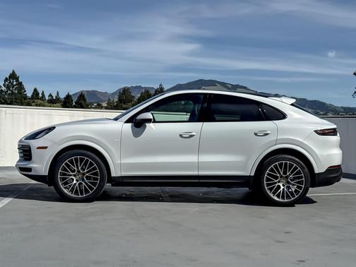 White 2022 Porsche Cayenne Platinum Edition