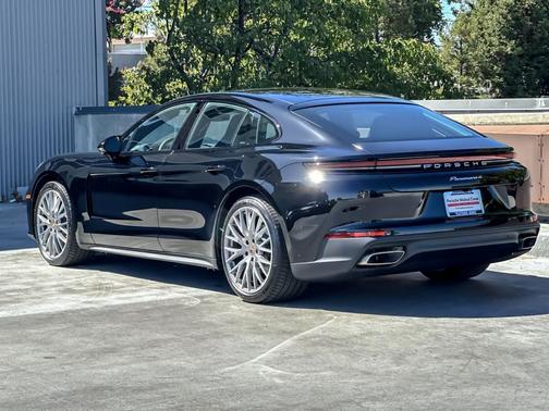 2025 Porsche Panamera 4