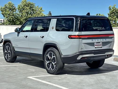 2024 Rivian R1S Adventure