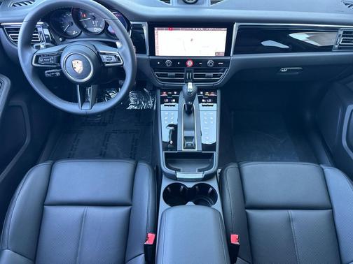 BLACK 2026 Porsche Macan Macan