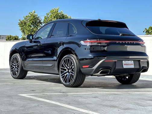 BLACK 2026 Porsche Macan Macan