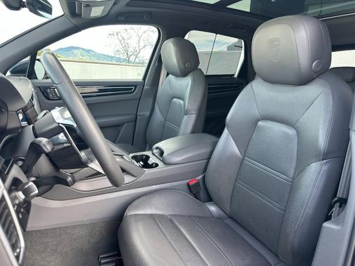 2023 Porsche Cayenne Platinum Edition