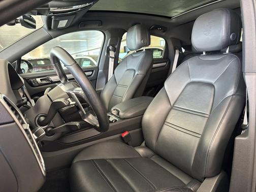Black 2023 Porsche Cayenne Cayenne