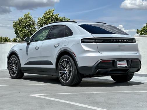 Ice Grey Metallic 2025 Porsche Macan Macan Electric 4