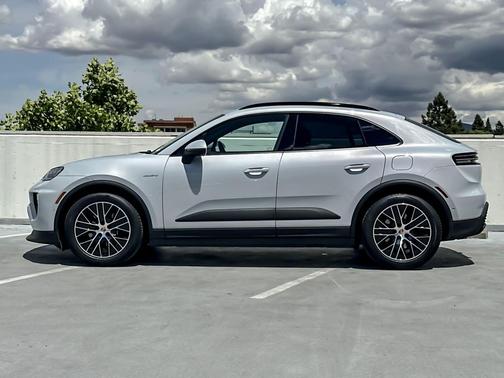 Ice Grey Metallic 2025 Porsche Macan Macan Electric 4
