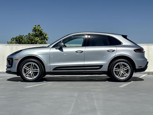 Dolomite Silver Metallic 2026 Porsche Macan Macan