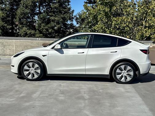 2022 Tesla Model Y Long Range Dual Motor All-Wheel Drive