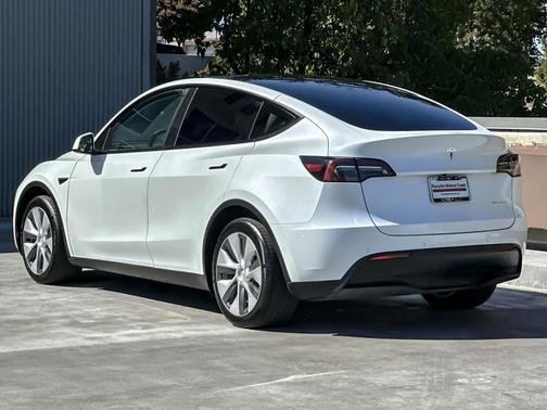 2022 Tesla Model Y Long Range Dual Motor All-Wheel Drive
