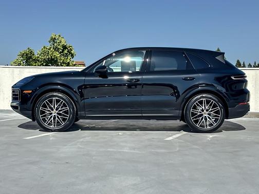 CHROMITE BLACK 2026 Porsche Cayenne Cayenne