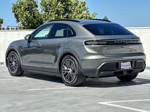 Aventurine Green Metallic 2025 Porsche Macan Macan Electric 4